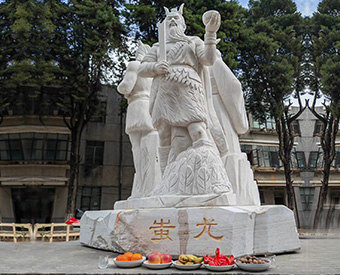 云南石雕黃帝、炎帝、蚩尤雕塑安裝效果展示