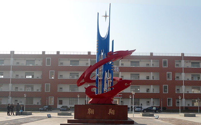 不銹鋼雕塑制作完成之后，需要對表面進行打磨噴漆，這樣才可以獲得想要的表面效果，不銹鋼雕塑打磨噴漆有一些注意事項，下面給大家介紹一下。